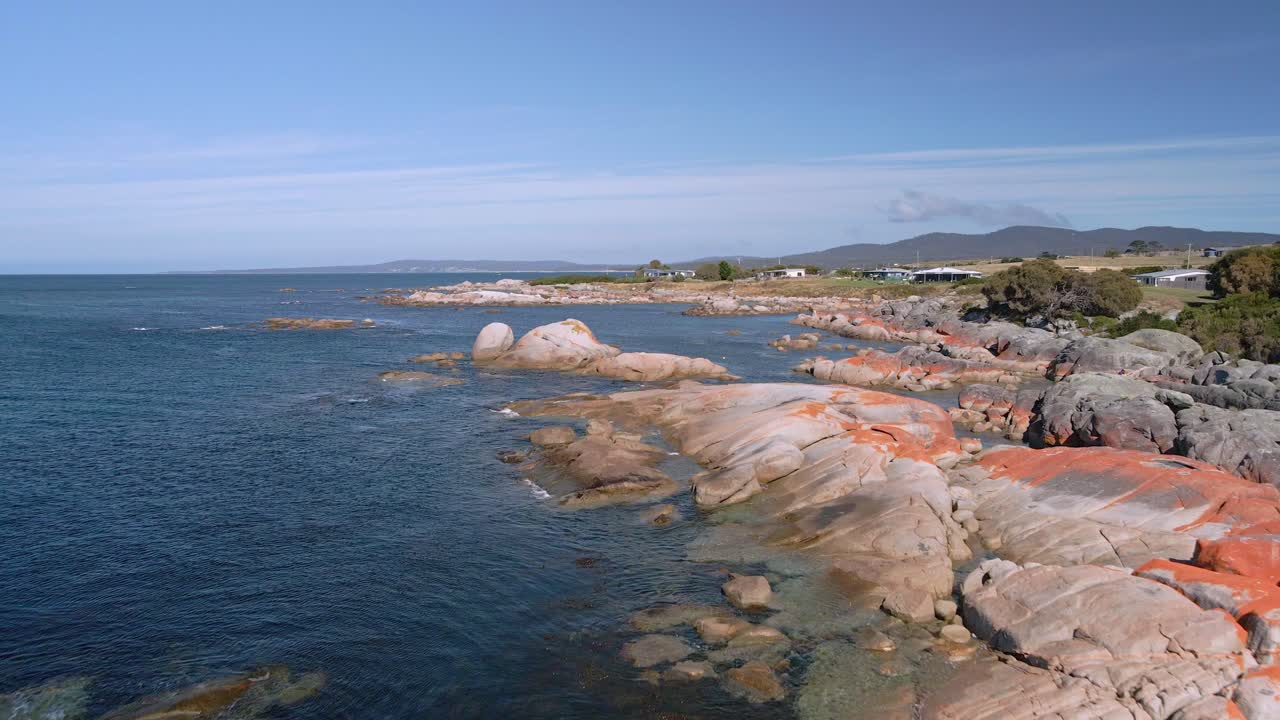 береговая зона залива файрс с оранжевыми гранитными валунами и домами для отдыха, тасмания, австралия