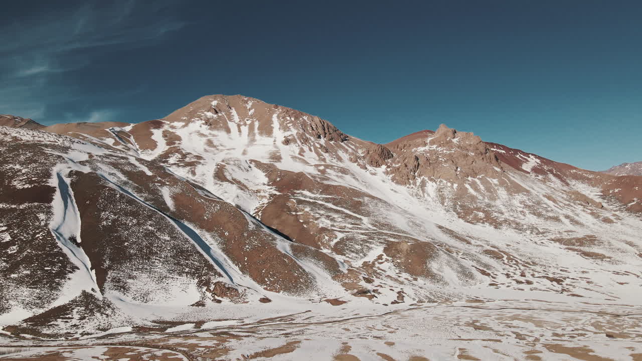горы, снег и солнце создают гармоничную смесь, предлагая живописную сцену альпийской красоты и зимнего спокойствия
