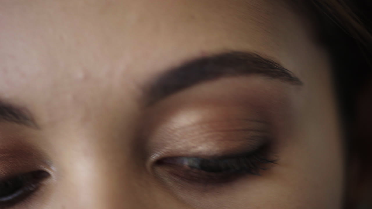 primer plano de una mujer hermosa ojos mirando pensativo a la cámara usando maquillaje cosméticos concepto de belleza femenina