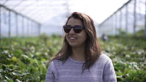 retrato de un turista del sur de asia con gafas de sol en una granja de frutas