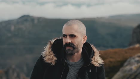 toma en cámara lenta del hombre explorando la belleza de las montañas en un día frío
