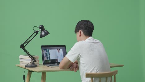 온라인 수업에 참석하는 학생