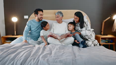 Noche,-Libro-Y-Una-Familia-Leyendo-En-La-Cama