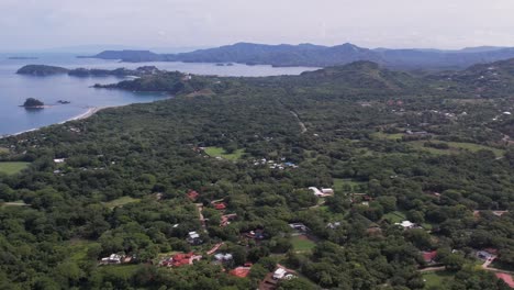 Capturar-La-Belleza-Panorámica-De-Un-Horizonte-Donde-Conviven-Armoniosamente-Montañas,-Playas-Y-Pueblos