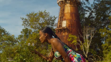 Cómo-Oler-Una-Rosa-Por-Una-Modelo-Sexy-Con-Un-Vestido-Largo-De-Flores