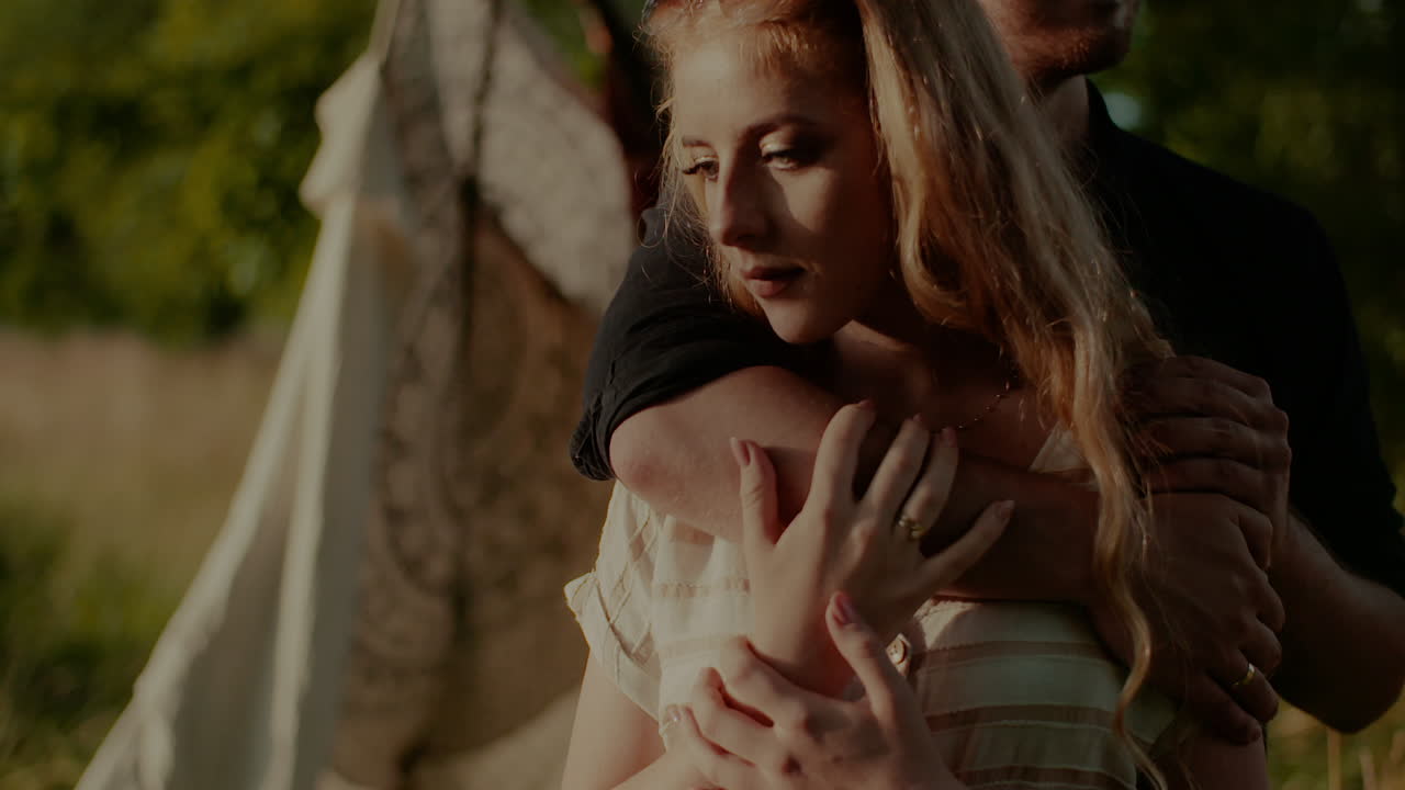 трогательный портрет женщины-хиппи крупным планом 2