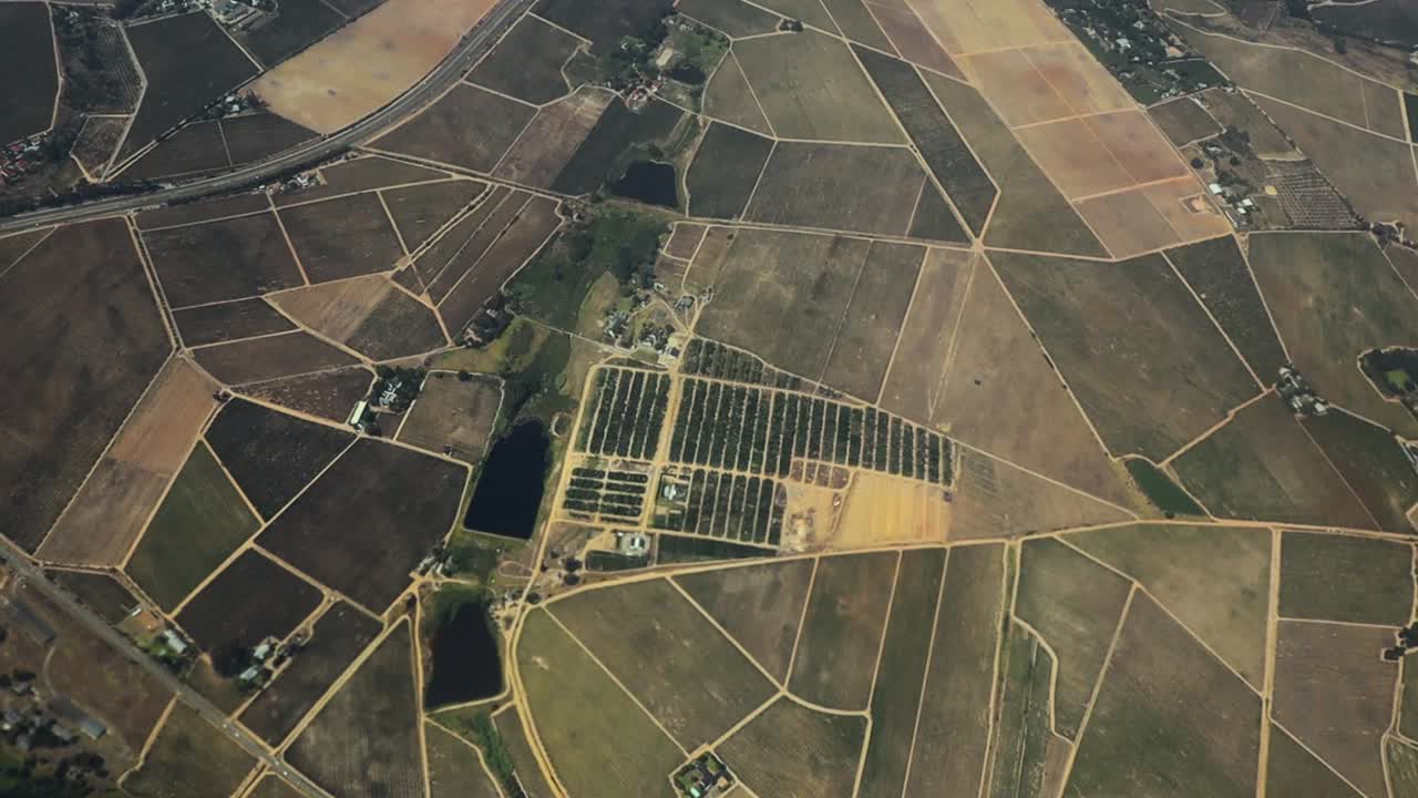 toma aérea de algunas hermosas zonas verdes de tierras de cultivo y agricultura