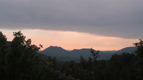 Blick-Auf-Den-Sonnenuntergang-In-Den-Cevennen-In-Frankreich