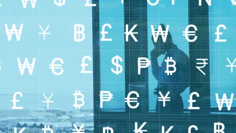 animación de símbolos de moneda sobre empresario asiático con teléfono inteligente