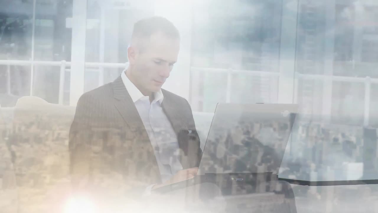 animación de un hombre de negocios usando una computadora portátil en la oficina sobre el paisaje urbano