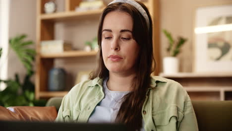 mujer trabajando en una computadora portátil en casa