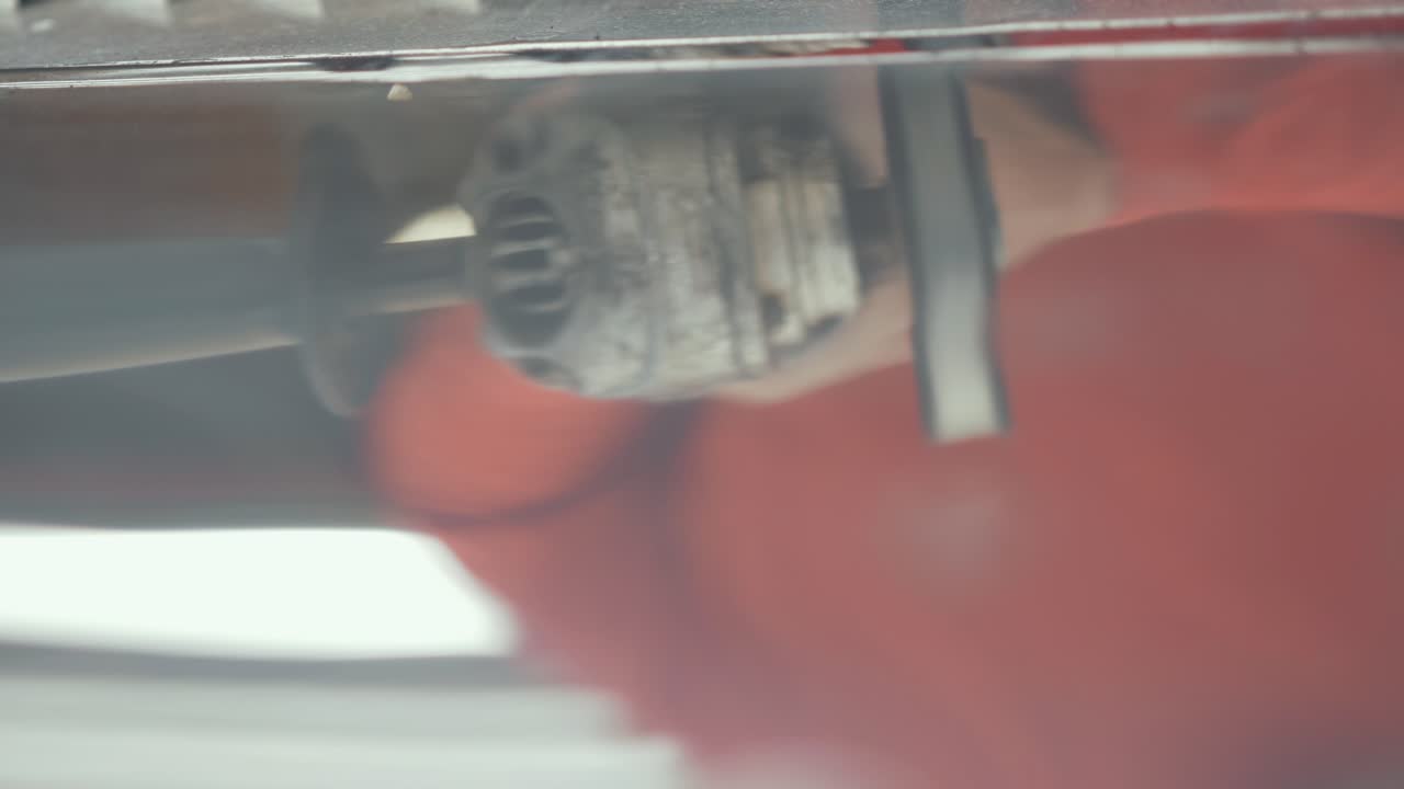 알루미 ⁇  후드에 있는 폴리싱의 반사