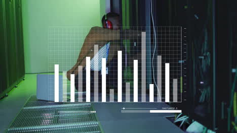 Animation-Der-Datenverarbeitung-Und-Diagramme-über-Einem-Afroamerikanischen-Männlichen-Arbeiter-Im-Serverraum