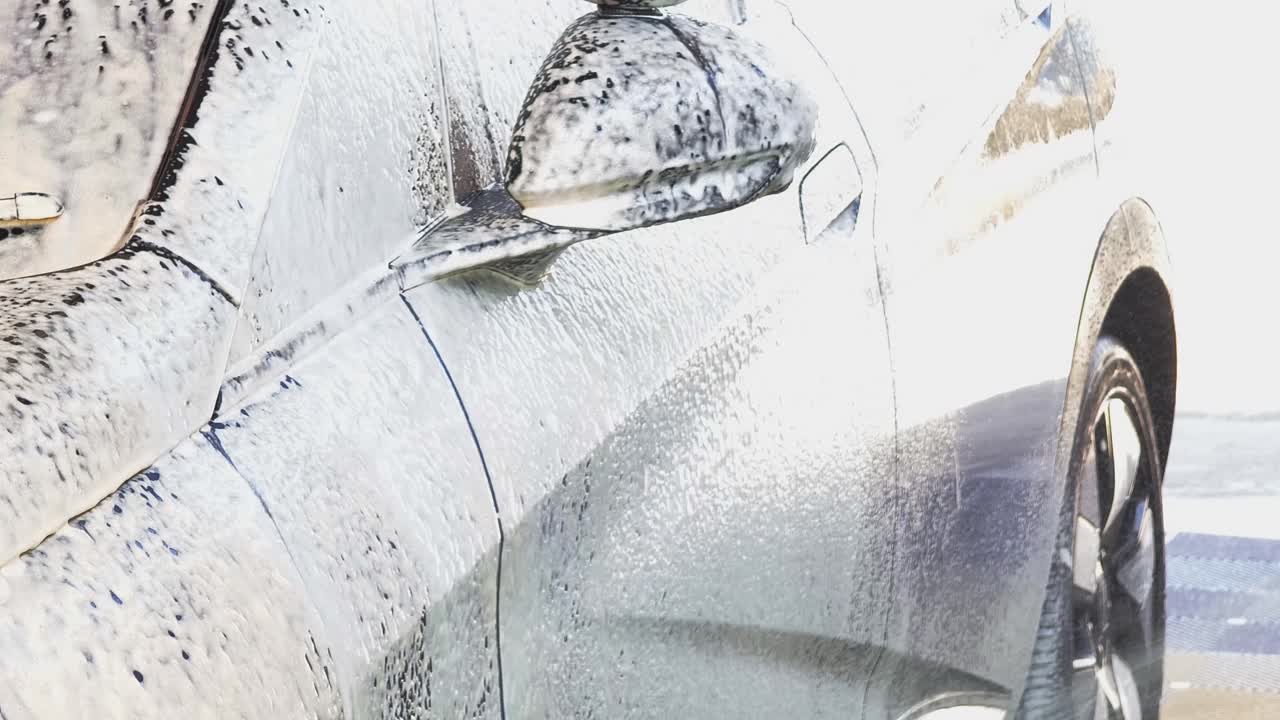Dettagliatura auto con lavaggio a schiuma