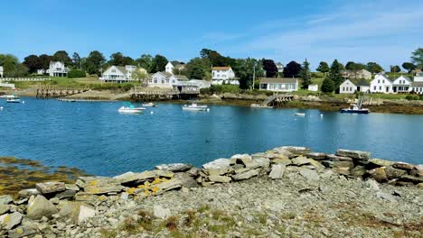 olhando através da baía de cavala em harpswell com doca velha e casas ao fundo com árvores 4k