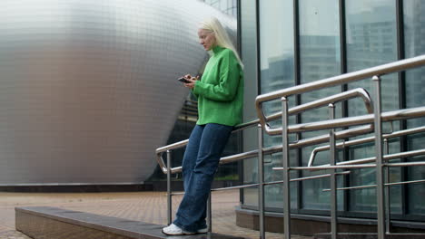 mujer usando teléfono inteligente al aire libre