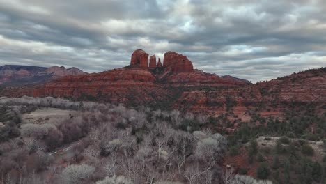 Puesta-De-Sol-Sobre-La-Roca-De-La-Catedral-Con-Cielo-Nublado-En-Sedona,-Arizona