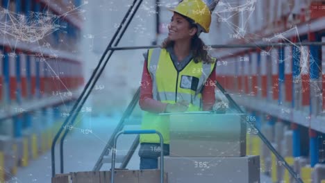 trabajador de almacén comprobando paquetes