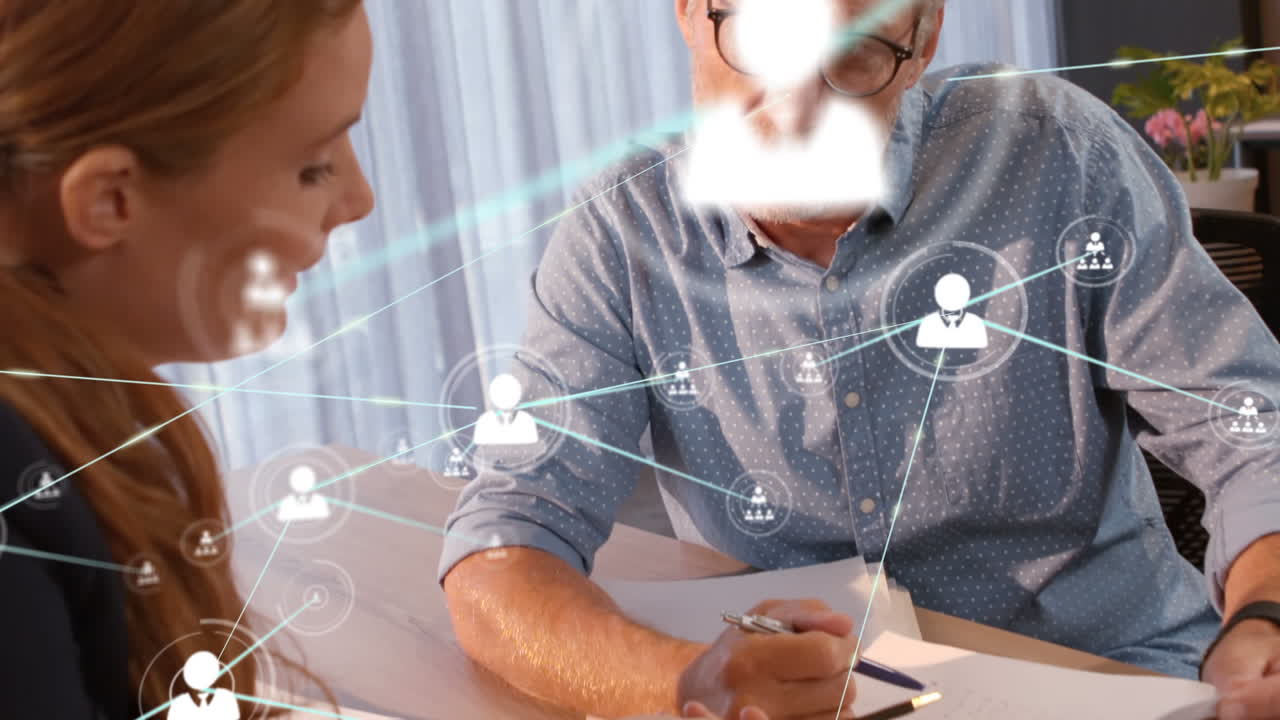 animación de la red de conexiones entre diversas personas de negocios en la oficina