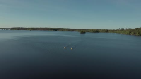 Paar-Kajaks-Im-See-Im-Sommer.-Kreisbewegung