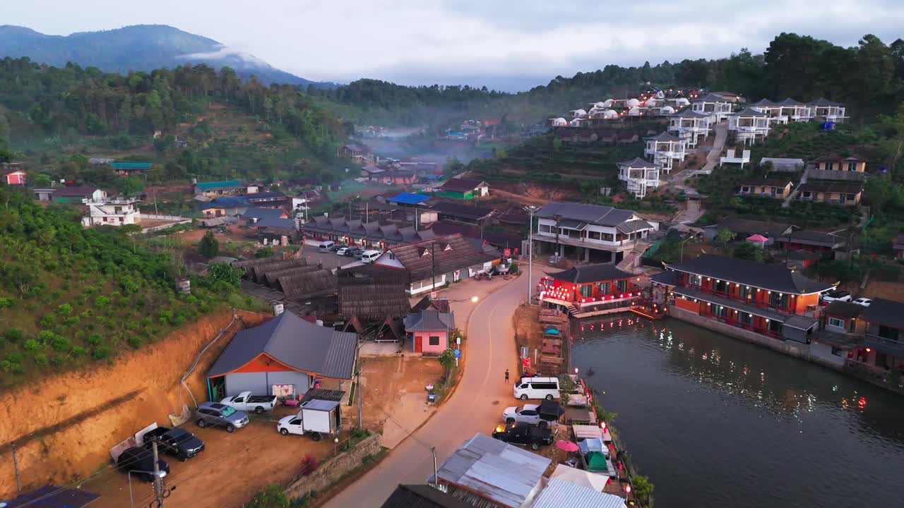 establecimiento aéreo de ban rak thai, mae hong son, tailandia, lagos serenos y paisajes de pueblos con niebla en las montañas
