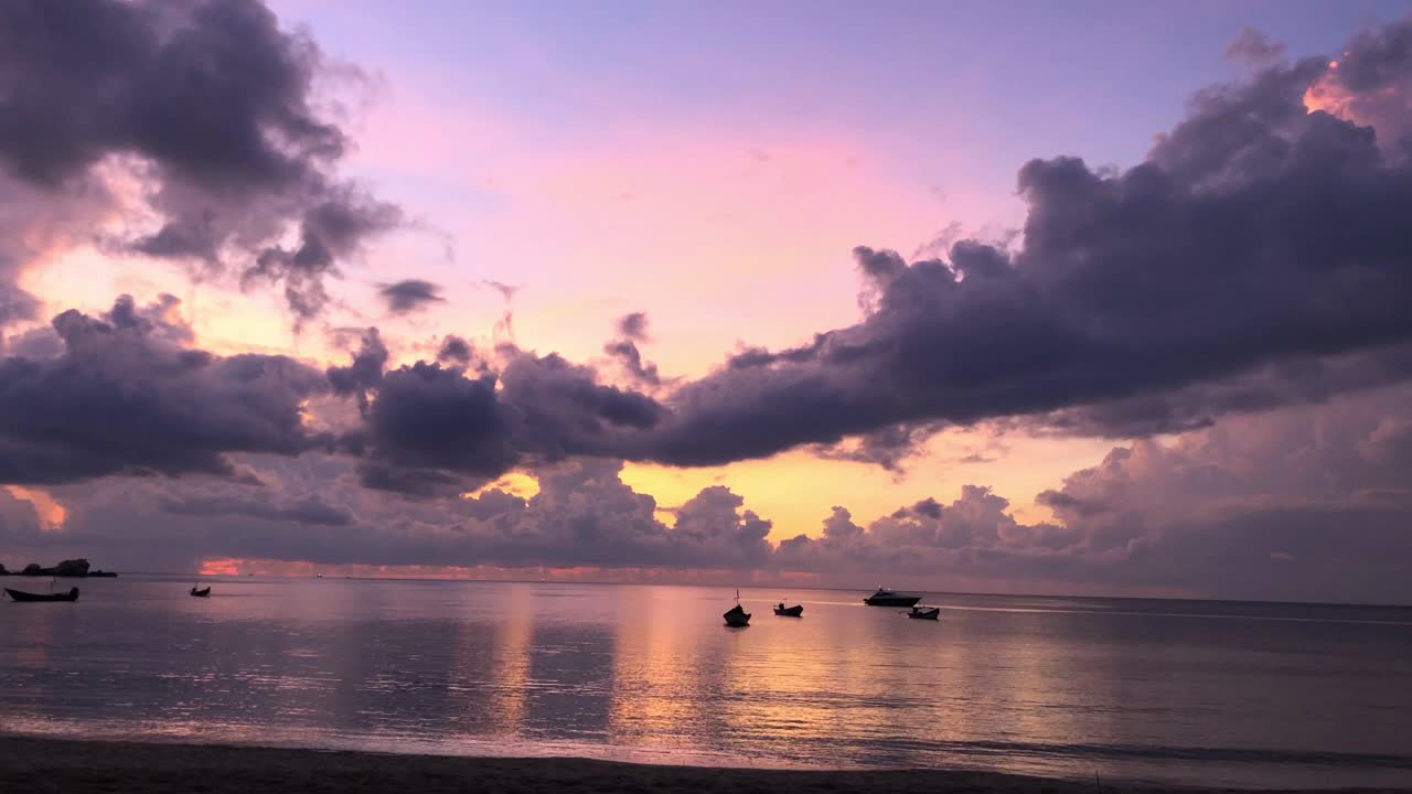 puesta de sol pacífica sobre el océano con barcos