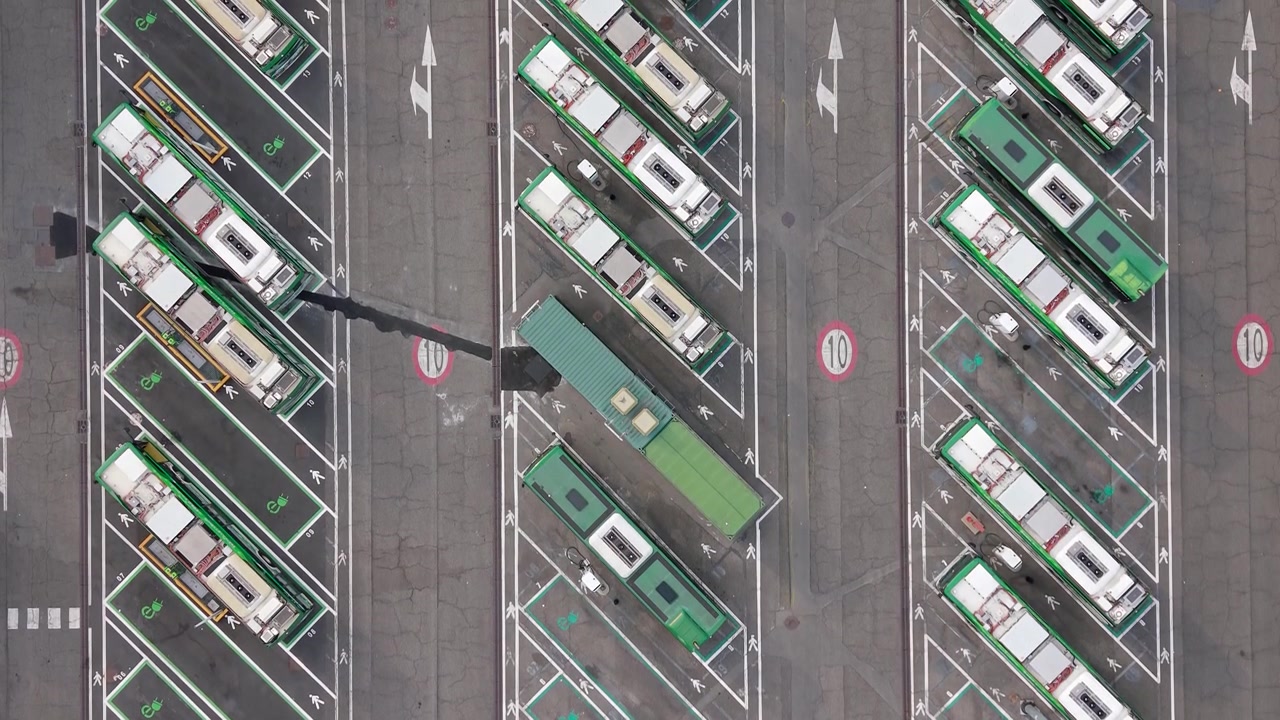 Luftperspektiv af et stort bybusanlæg i Milano, der repræsenterer skiftet mod elektrisk offentlig transport, reducerede emissioner og renere bymobilitet
