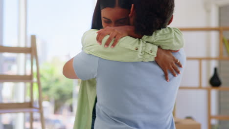 Feliz-Pareja,-Propiedad-Y-Abrazo-En-Celebración