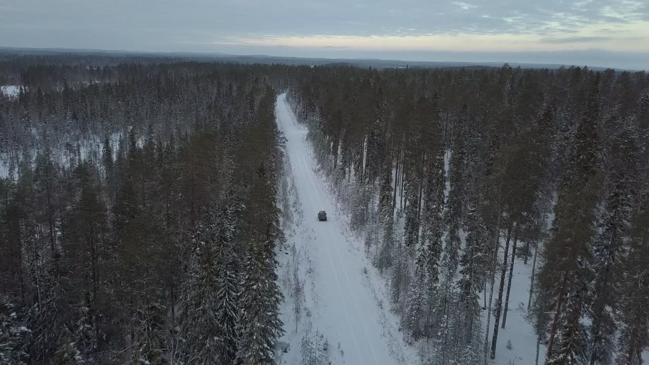 coches circulando por un paisaje cubierto de nieve cerca de kuusamo, finlandia