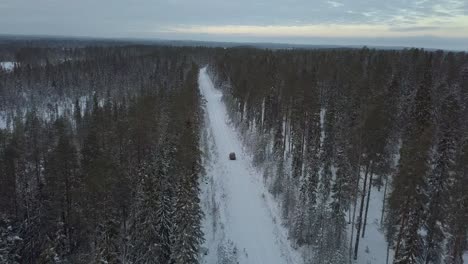 Coches-Circulando-Por-Un-Paisaje-Cubierto-De-Nieve-Cerca-De-Kuusamo,-Finlandia