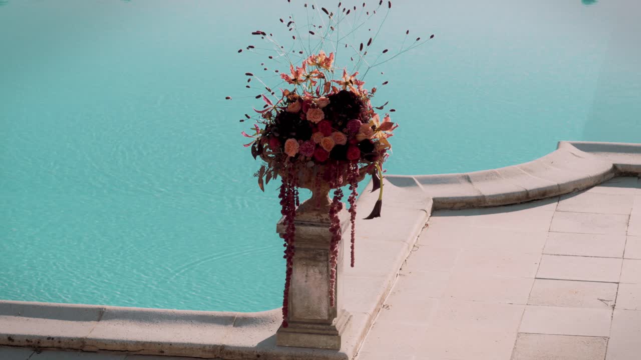 결혼식 에서 장식 으로 수영장  ⁇  에 있는 꽃집 의 정적  ⁇