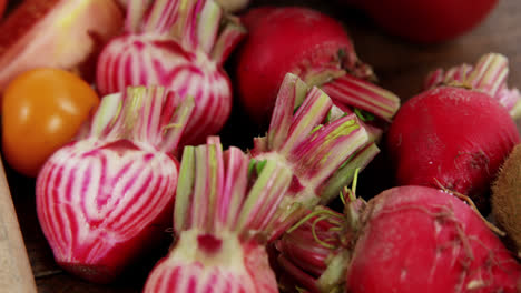 variedad de verduras y frutas frescas de color en una mesa de madera