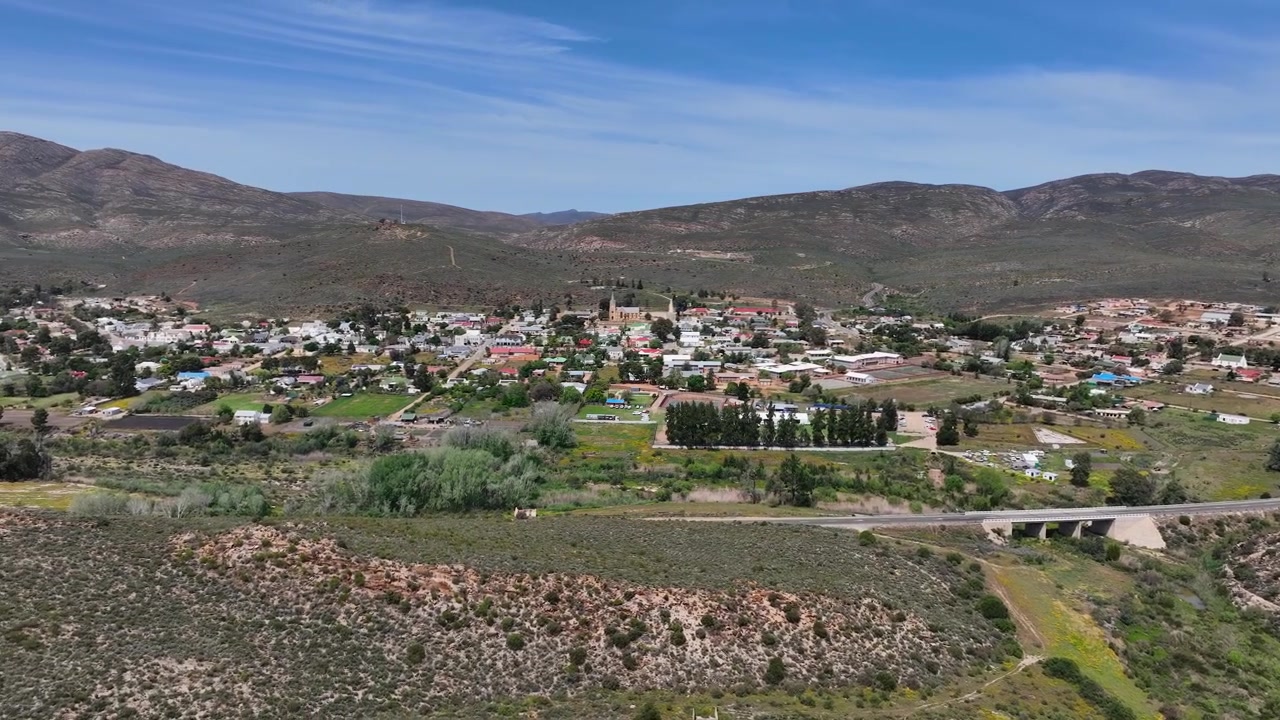 Toma panorámica sobre el pueblo de montaña sudafricano de Uniondale