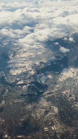 Vertikale-Videoansicht-Flugzeug-Fenster-Schnee-Berge-Winter-Skigebiet-Urlaub-Urlaub