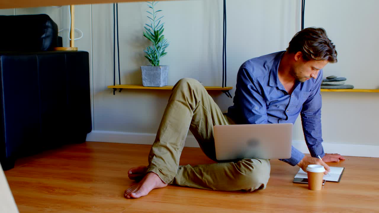 hombre escribiendo en un diario en casa 4k