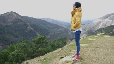 Mujer-Joven-Mirando-El-Paisaje-De-Montaña.