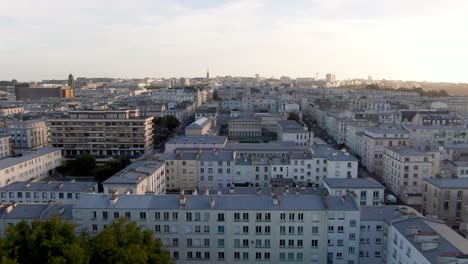 dolly derecha disparo de dron viendo la ciudad de brest en francia al atardecer
