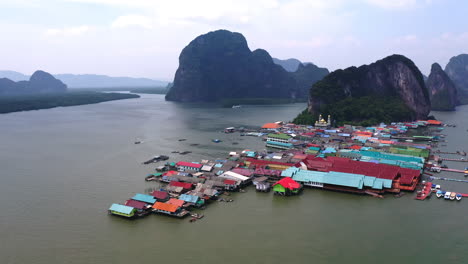 pueblo pesquero flotante de koh paynee en la bahía de phang nga en tailandia