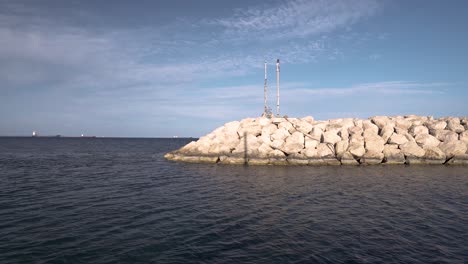 Tiro-Panorámico-Fuera-Del-Puerto,-Día-Soleado-Con-Nubes,-Chipre-Larnaca