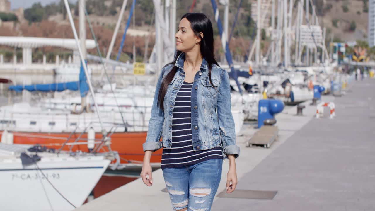 Bella donna che passeggia su una passeggiata lungomare