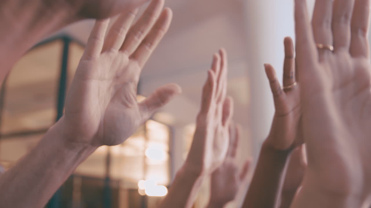 손을 높이 들고