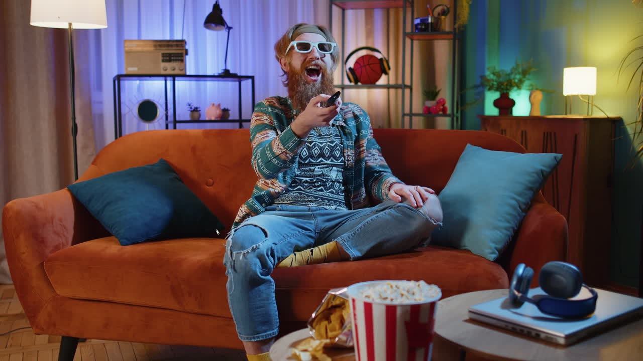 hombre viendo la televisión en el sofá