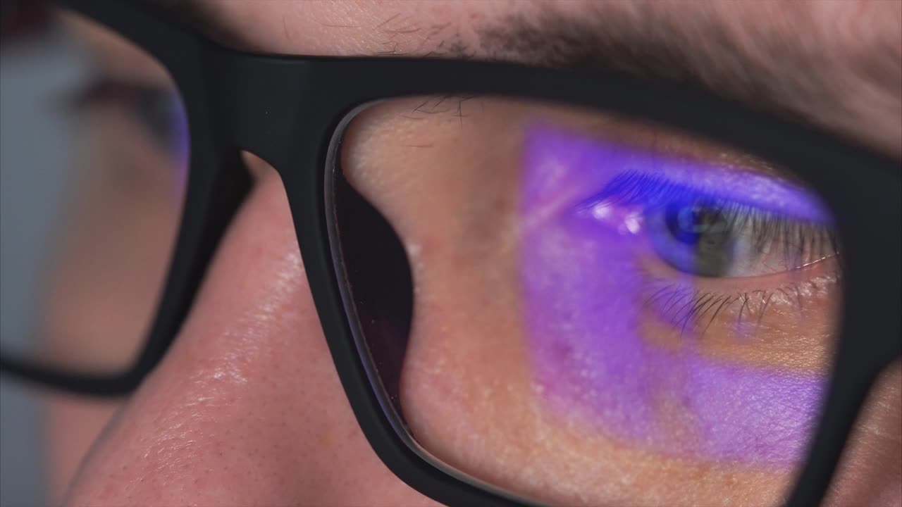 primer plano de una persona que usa gafas, mirando la pantalla de la computadora
