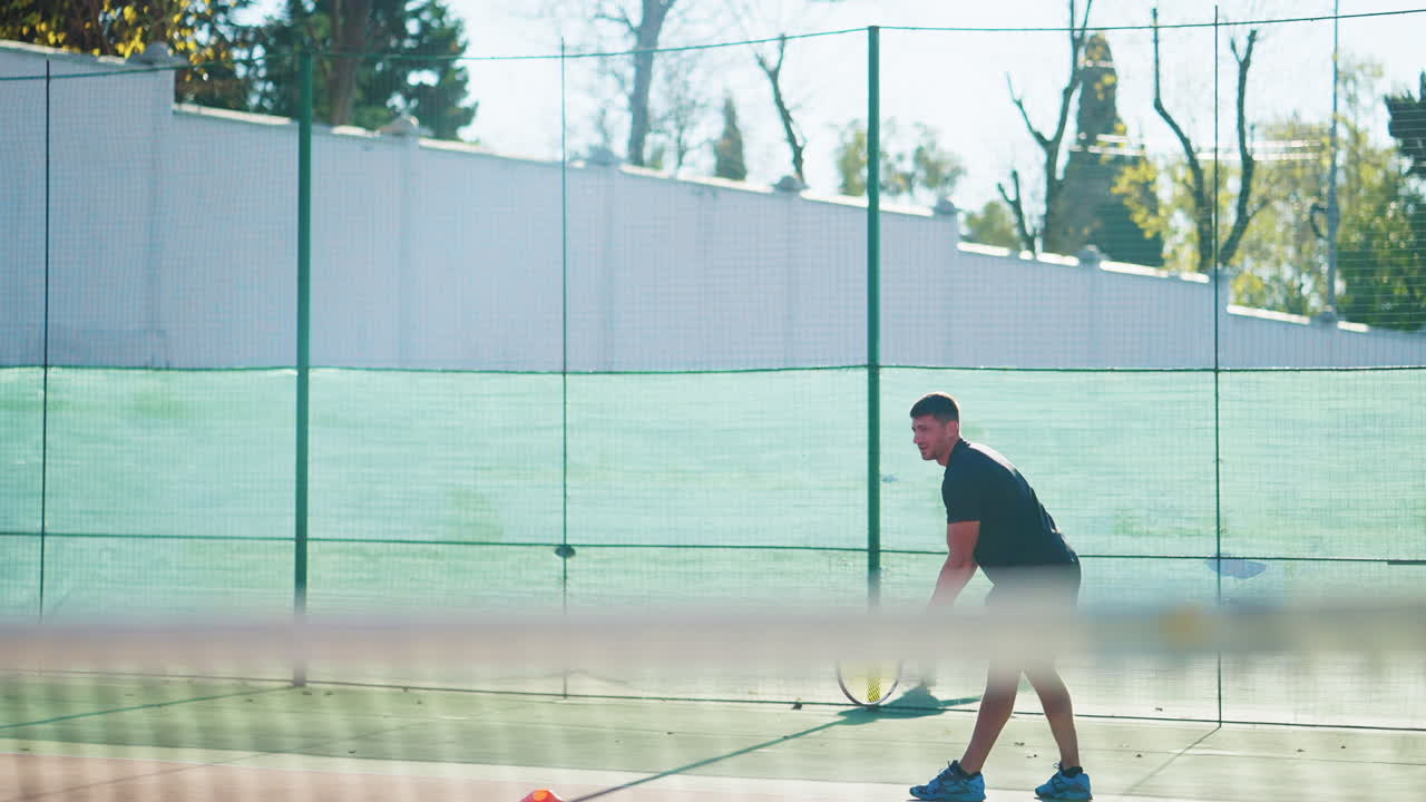 야외에서 테니스를 하는 남자