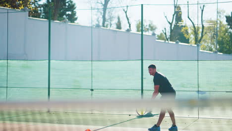 hombre jugando al tenis al aire libre
