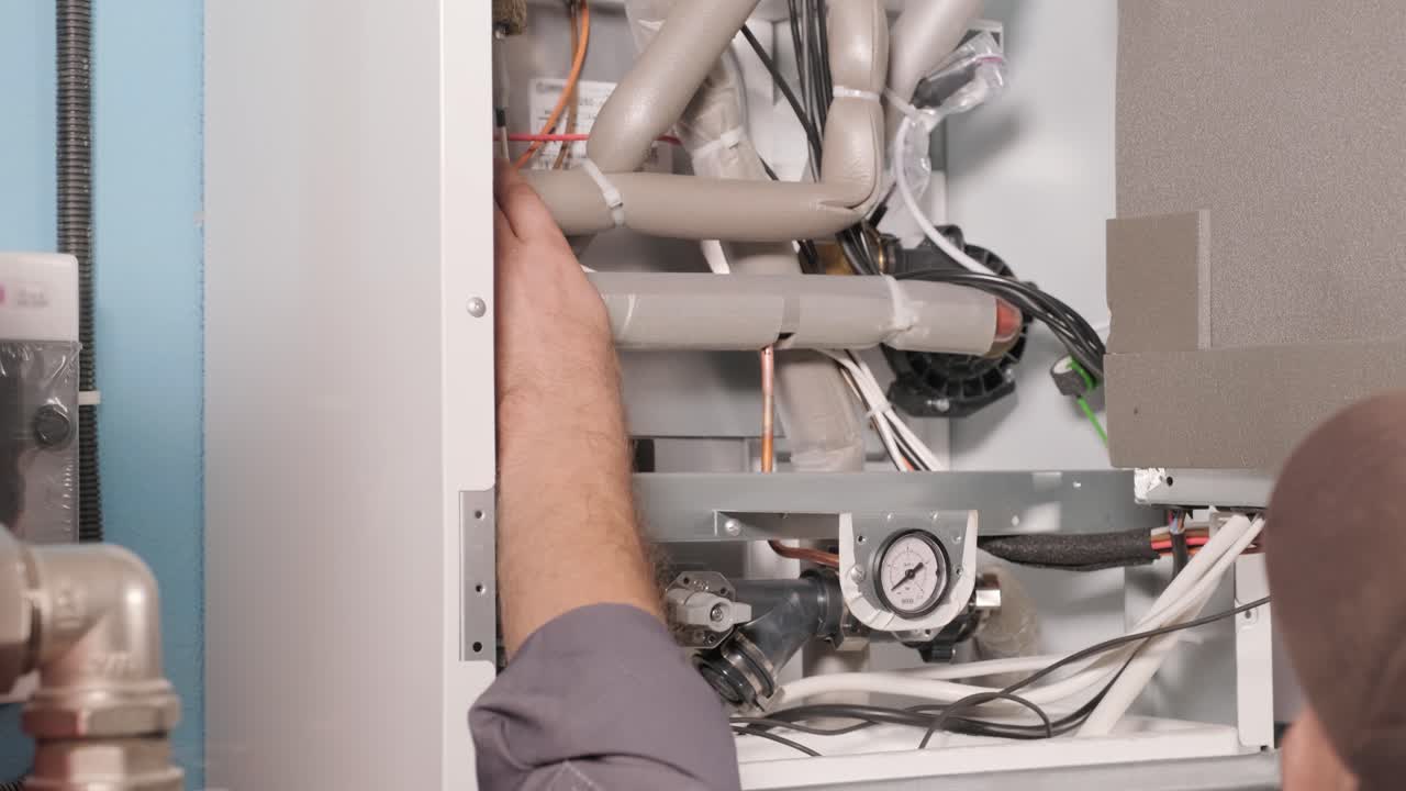 técnico de hvac instala sistemas de calefacción, ventilación y aire acondicionado