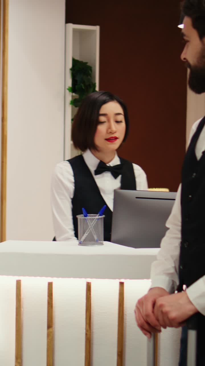 Persone che effettuano il check-in alla reception di un hotel