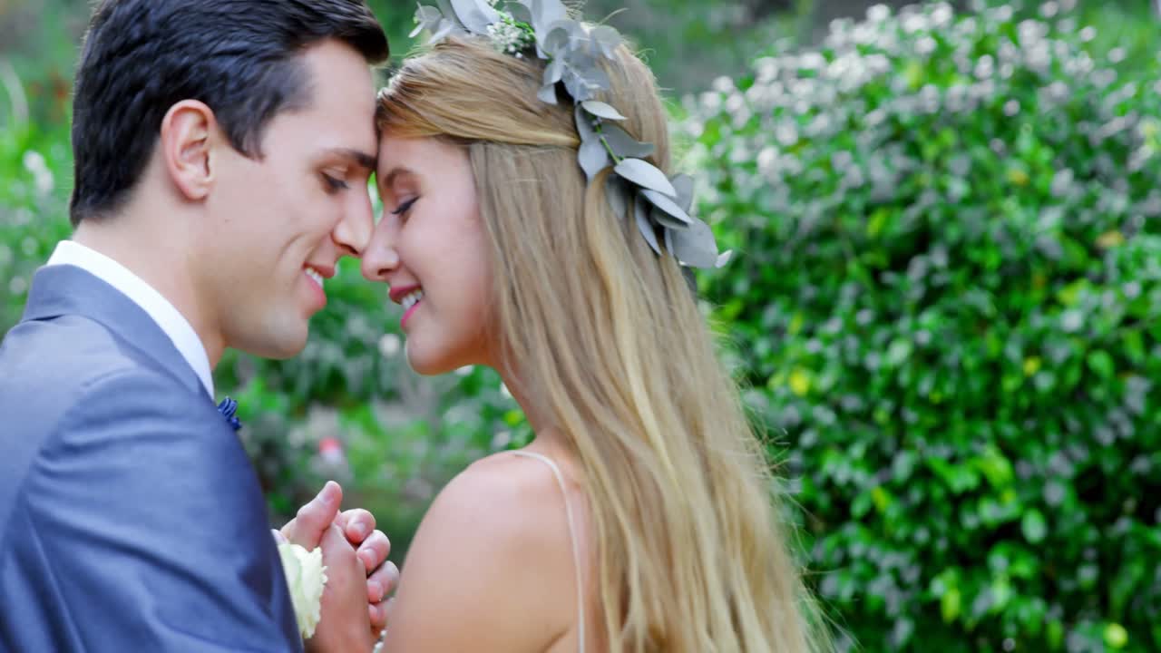 행복한 신랑과 신부가 공원에서 춤을 추고 있습니다. 4k 4k