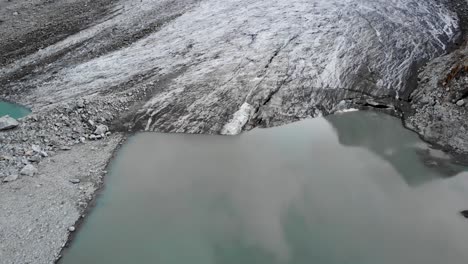 Sobrevuelo-Aéreo-Sobre-El-Lago-Glacial-Y-El-Hielo-Del-Glaciar-Witenwasseren-Uri,-Suiza