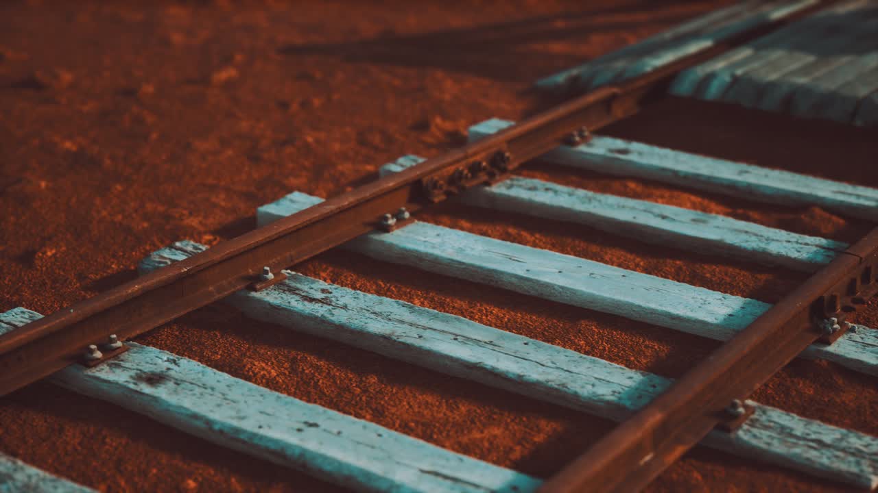 заброшенные железнодорожные пути в пустыне